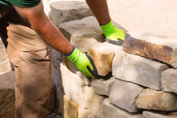 Person baut eine Trockenmauer